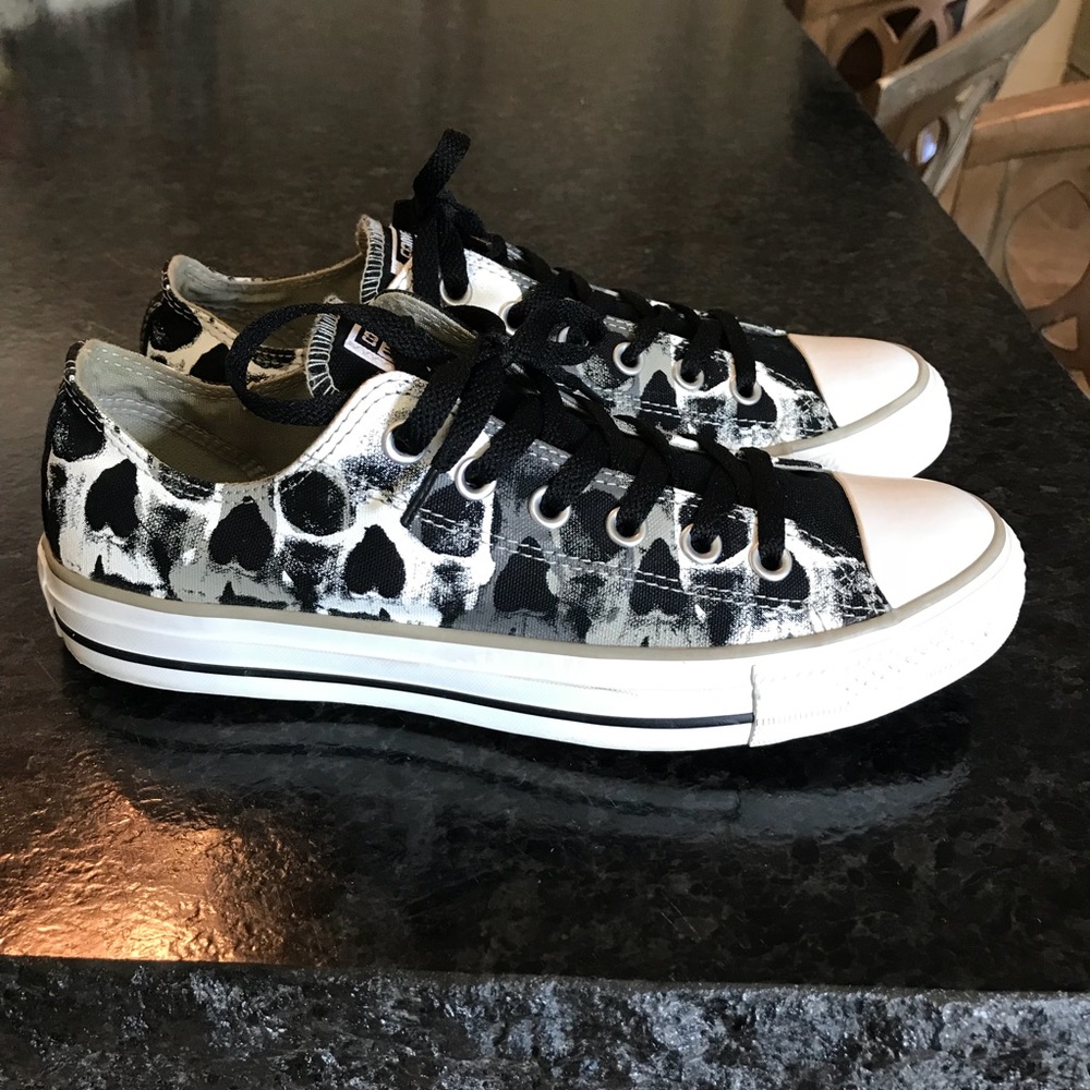 Converse black and white size 9 women’s 7 men’s